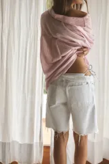 Camisa oversize de cuello solapa, manga larga con hombro caído y puños. Presenta un bolsillo de plastrón en el delantero y cierre frontal con botones.