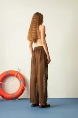 Pantalón blanco de red con bordado de flores y calce recto.