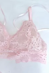 Bralette de encaje color lila, sin aros, con breteles elásticos regulables y diseño de puntilla elastizada.