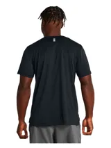 Remera deportiva Under Armour de manga corta, color negro, con cuello redondo y logo de la marca estampado en el pecho. Confeccionada en tejido ligero y transpirable con tecnología de secado rápido.
