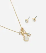Conjunto de collar y caravanas de metal dorado, compuesto por una cadena fina con dijes colgantes de estrella, aro con incrustaciones y un dije circular con nácar, acompañado de caravanas tipo botón en forma de estrella con piedra central.