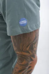 Remera azul marino de manga corta con pequeño estampado en el pecho.