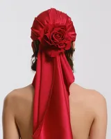 Gorra con visera curva y sistema de ajuste trasero. Incluye pañuelo integrado de seda con estampado abstracto en tonos grises y blancos.