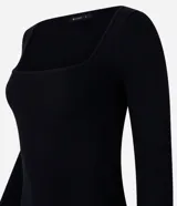 Blusa básica de punto color negro, con escote cuadrado y mangas largas, de corte ajustado al cuerpo.