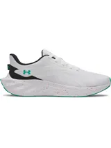 Championes de running Under Armour Ascend, color blanco con detalles en negro y verde. Presentan una entresuela blanca con salpicaduras rosadas y suela verde, confeccionados en malla transpirable con refuerzos en el mediopié.