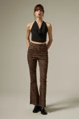 Pantalon de jean con corte flare y tiro alto, estampado con diseño animal print de leopardo en tonos marrones. Cuenta con bolsillos funcionales y ruedo desflecado.