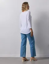 Remera blanca de modal con cuello cuadrado y aplique de aros metálicos.