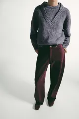 Jeans de tiro medio con corte ballon fit, cinco bolsillos y cierre frontal con cremallera y botón metálico.