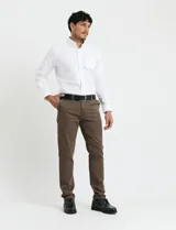 Pantalón de corte clásico confeccionado en algodón sarga con elastano. Presenta bolsillos delanteros inclinados y bolsillos traseros de ribete.