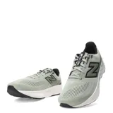 Championes de running New Balance modelo 520, color verde claro con detalles en negro. Presentan tecnología Fresh Foam en la entresuela para mayor amortiguación, capellada de malla transpirable y el logo característico de la marca en los laterales.