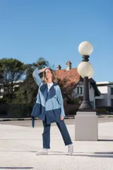 Tapado de jean con diseño color block en dos tonos de azul, con cuello solapa y lazo para atar en la cintura.