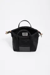 Bolso bandolera pequeño de nylon negro con estructura blanda, doble asa de mano y correa regulable. Cuenta con cierre de cordón ajustable y etiqueta con logo grabado en el frente.