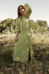 Pollera larga de seda color crudo con lunares celestes.