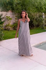 Vestido azul eléctrico de muselina con tirantes finos y escote en V. Corte suelto y largo midi.