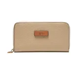 Billetera tipo fichero de color taupe, con cierre perimetral metálico y herrajes dorados. Presenta un parche frontal con el logo XL grabado.