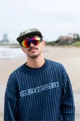 Lentes de sol deportivos con marco negro y cristales espejados con reflejo rojo y amarillo.
