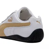 Championes Puma modelo Speedcat LTH, de diseño inspirado en el automovilismo. Presentan una base de cuero blanco con detalles en color dorado en los laterales y el logo de la marca. Cuentan con una suela de goma negra de perfil bajo y diseño envolvente en el talón.