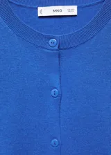 Cardigan de punto fino color azul eléctrico, con cuello redondo, manga larga y cierre frontal con botones. Presenta terminaciones en canalé y un diseño recto.