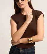 Blusa de manga corta, cuello redondo y corte ajustado, confeccionada en tejido rib de algodón.