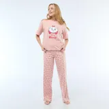 Pijama de dos piezas compuesto por una remera de manga corta con estampa frontal de Marie de Disney y un pantalón largo con estampado de corazones pequeños.