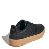 Championes urbanos Adidas Courtblock Bold con plataforma, color negro con suela de goma color tostado. Presentan un diseño de corte bajo con exterior de cuero sintético y las icónicas tres bandas laterales.