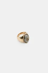Pack de tres anillos metálicos en tono dorado envejecido, cada uno con una piedra central de forma ovalada en colores amarillo, gris y rosa, con detalles labrados y texturizados en el metal.
