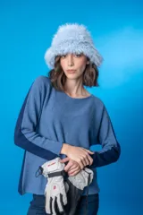 Sweater color beige de tejido de punto con mangas ranglan en azul marino.