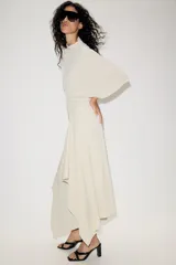 Falda midi de tiro medio con diseño fluido y bajo asimétrico.