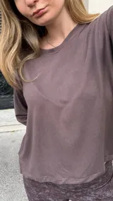Blusa de manga larga en tejido de angorina, con cuello redondo y diseño holgado.