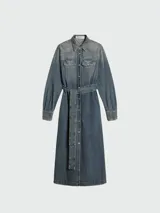 Vestido largo de denim estilo camisero de la marca Golden Goose, en color azul con efecto deslavado. Cuenta con cuello camisero, cierre frontal con botones a presión, bolsillos con solapa en el pecho, mangas largas con puños abotonados y un lazo ajustable del mismo tejido en la cintura.