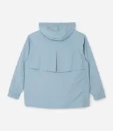 Campera rompevientos deportiva color celeste, con capucha y cordones de ajuste, cierre frontal completo, mangas largas con puños elásticos y bolsillos funcionales.