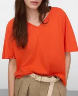 Camiseta de algodón con corte evasé, escote en V y manga japonesa sobre el codo.