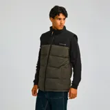 Chaleco acolchado Caterpillar con diseño bicolor en negro y verde oliva. Presenta cierre frontal completo, cuello alto, bolsillos laterales con cierre y logo de la marca estampado en el pecho.