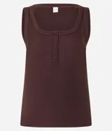 Musculosa marrón de rib con escote redondo y media vista con botones.