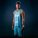 Camiseta de básquet Umbro de la selección uruguaya, color celeste con detalles en azul y blanco. Presenta estampado frontal con la palabra Uruguay, logo de la marca y sponsor Antel.