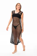 Vestido de playa negro de red con aberturas laterales.