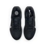 Championes de running Nike modelo Air Winflo 11, color negro con detalles en blanco. Presentan una parte superior de malla transpirable, logo lateral en contraste y entresuela con tecnología Air para mayor amortiguación.