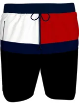 Short de baño largo Tommy Hilfiger, con cintura elástica ajustable con cordón, bolsillos laterales y estampado con bloques de color blanco, rojo, azul y negro.