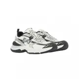 Championes deportivos EA7 Emporio Armani modelo Predator, con diseño técnico en colores blanco, negro y detalles plateados. Presentan una estructura de malla transpirable con refuerzos sintéticos, logo EA7 en el lateral y suela robusta de goma con excelente amortiguación.