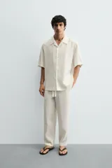 Pantalón relaxed fit de lino color negro, con cintura elástica ajustable con cordón y bolsillos frontales.