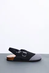 Sandalias Brokers Wear modelo Leblon Black, de color negro con puntera gris, tira trasera ajustable y hebilla metálica lateral.