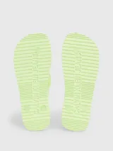 Chinelas de dedo color verde claro con logo de Calvin Klein Jeans en la tira.
