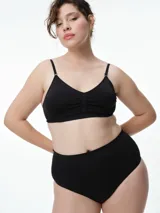 Soutien tipo bralette de microfibra seamless, color negro, con cuello en V, copas removibles, breteles ajustables y cierre posterior con broche de tres posiciones.