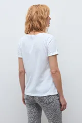 Remera de algodón con escote redondo a la base y mangas cortas, de corte clásico y ajuste cómodo.