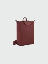 Mochila Longchamp modelo Le Pliage One, color bordó, con diseño minimalista, cierre superior y solapa frontal con botón a presión.