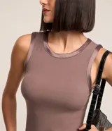 Blusa sin mangas de Cortelle, color negro, de corte ajustado y diseño liso, con detalle de ribete satinado en el cuello y las sisas.