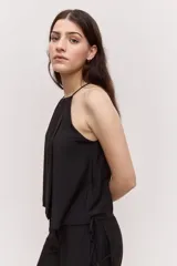 Blusa bordó de tiras finas con cuello halter y caída suave.