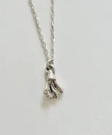 Collar de plata con cadena de eslabones y dije en forma de semilla texturizada, parte de la colección Astro.