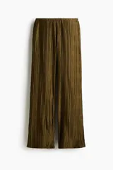 Pantalón de corte wide leg con textura arrugada, cintura elástica y bolsillos laterales.