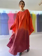 Poncho de seda pintada a mano, con diseño desestructurado y ajuste en el cuello.